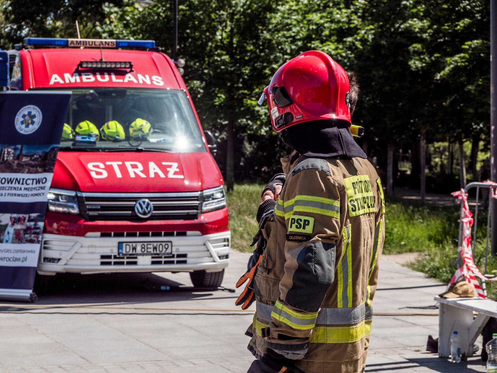 Grupa ludzi świętująca wręczenie symbolicznego czeku z napisem 'Dotacja dla NGO' w Wejherowie, z uśmiechniętymi twarzami przedstawicieli miasta i organizacji pozarządowych.